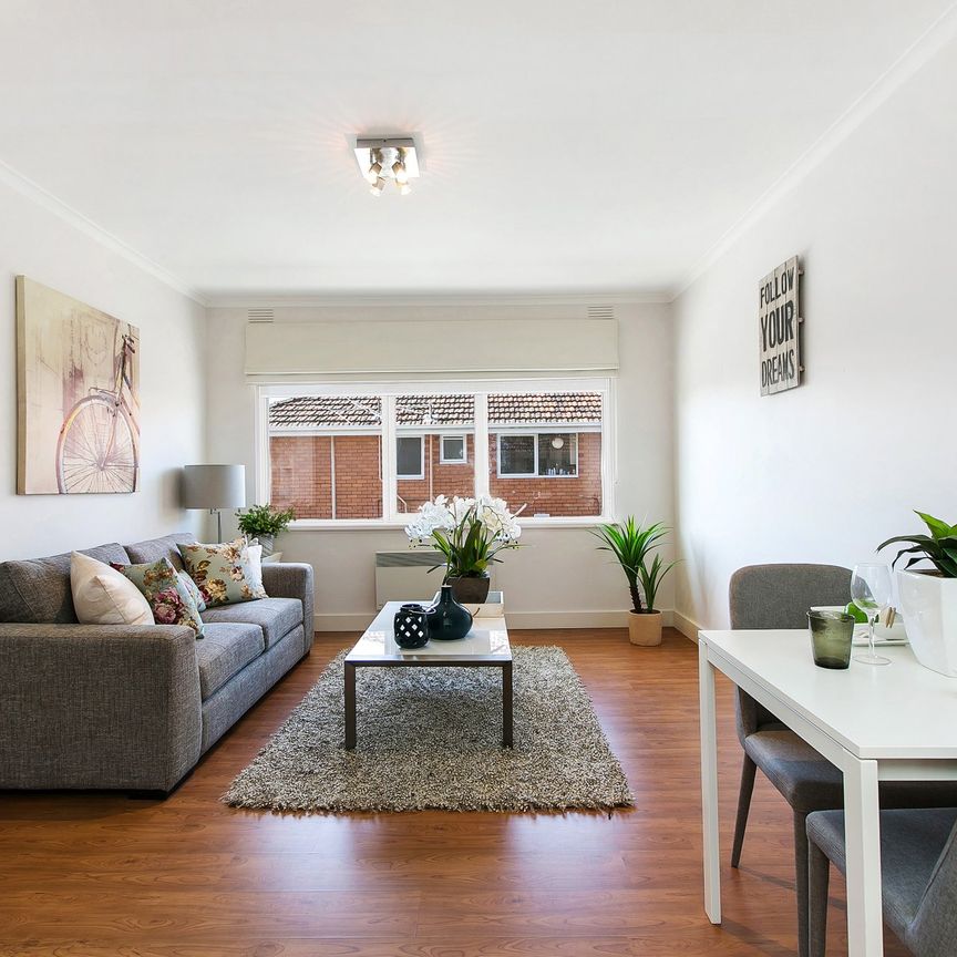 Modern first floor two bedroom apartment in great location! - Photo 1