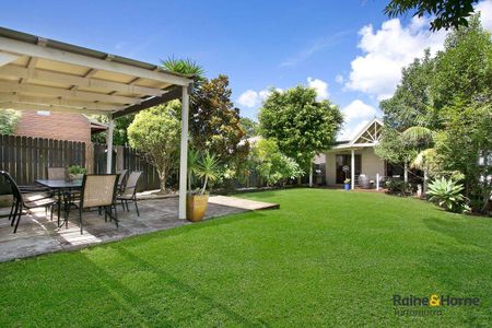 Sunny, Charming Family Home - Prime Location in Hornsby - Photo 4