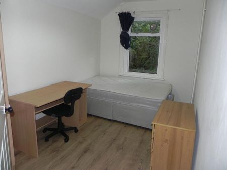 4 bedroom semi-detached house to rent - Photo 2