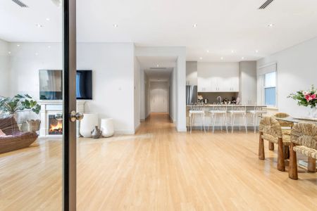 Stylish Beachfront Apartment – In the Heart of Henley Beach - Photo 5