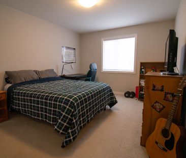 **STUNNING** 3 Bedroom Townhouse in Thorold!! - Photo 4