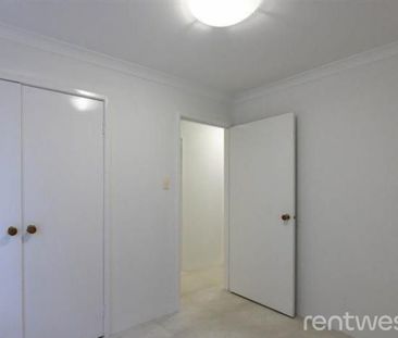 COMFORT, CONVENIENCE & LOCATION! - Photo 3