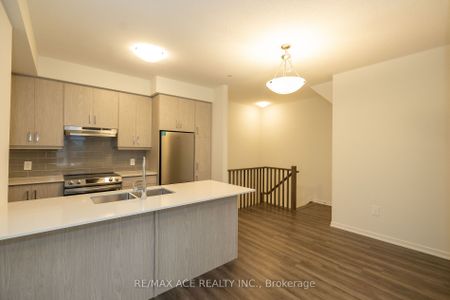 Condo Townhouse For Lease | N8133002 - Photo 3