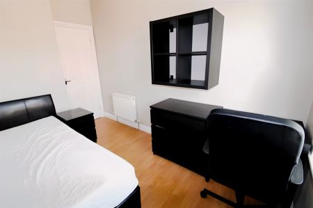 3 Bed 1 Bath - Photo 3