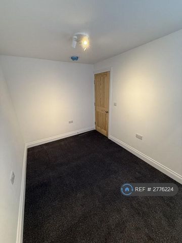 3 bedroom flat to rent - Photo 3
