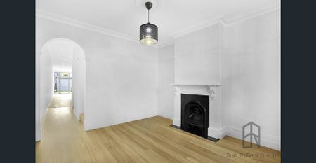 Modern inner city terrace living! - Prime location! - Photo 4