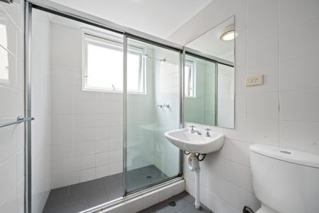 Sundrenched Apartment - Terrific Location – Lock up Garage - Photo 5