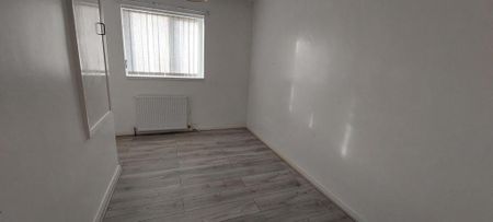 3 bedroom end of terrace house to rent - Photo 2