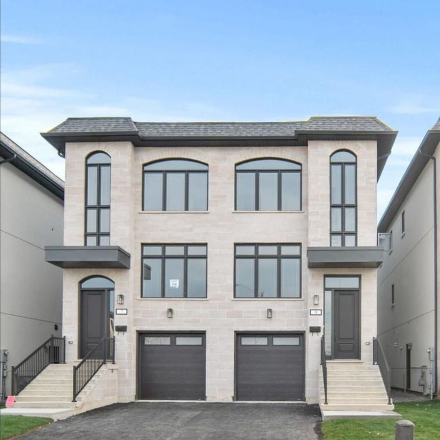 For Lease - 13 St Gaspar Court, Toronto, Ontario - Photo 1