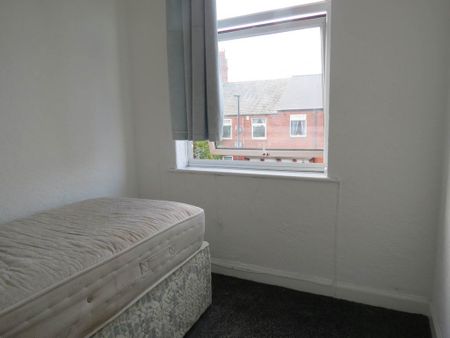 3 bedroom flat to rent - Photo 4