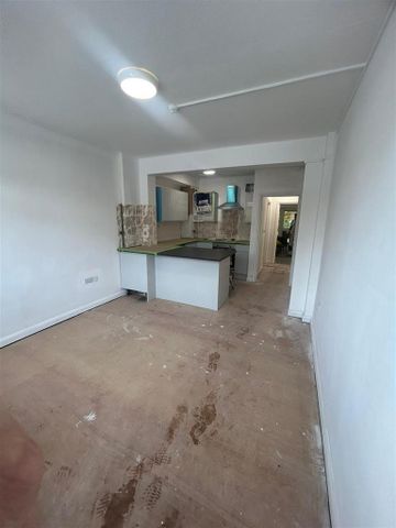 3 bedroom apartment to rent - Photo 4