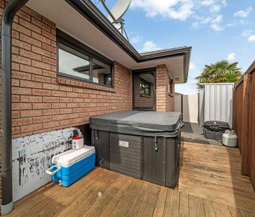 Chic Townhouse in Rototuna North! - Photo 1