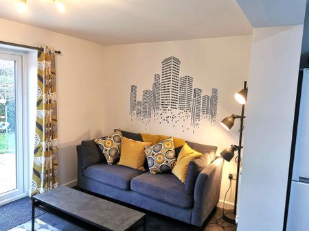 Grange Drive Room 4 - Photo 3