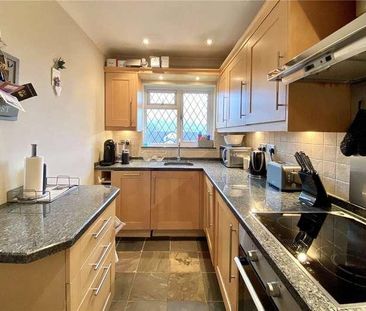 Groves Close, Bourne End, SL8 - Photo 3