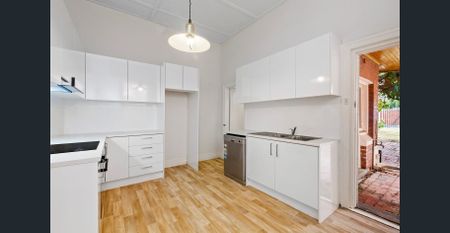 Three Bedroom House With Courtyard - Photo 5