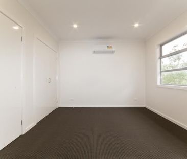 MODERN THREE BEDROOM TOWNHOUSE - Photo 6