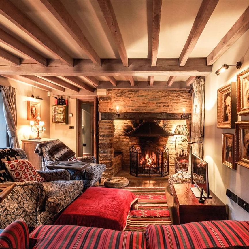 A quintessential English three bedroom chocolate box thatched cottage. - Photo 1