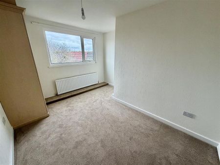 4 bedroom semi-detached bungalow to rent - Photo 2