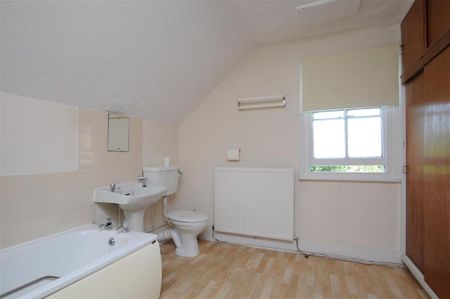 3 bedroom flat to rent - Photo 5