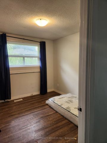 Detached Home For Lease | X8490114 - Photo 5