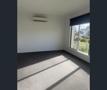 1 Ronneback Walk, Cranbourne, Vic 3977 - Photo 2