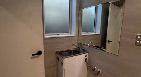 Cosy 2BR Flat with Deck! - Photo 4