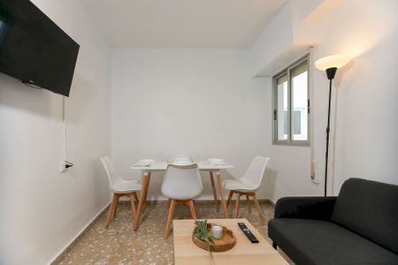 &nbsp;Lovely room in Valencia - Photo 3