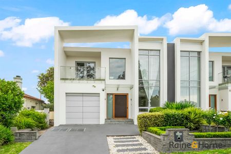 Luxury 5 Bedroom Duplex in Prime Eastwood Location - Photo 5