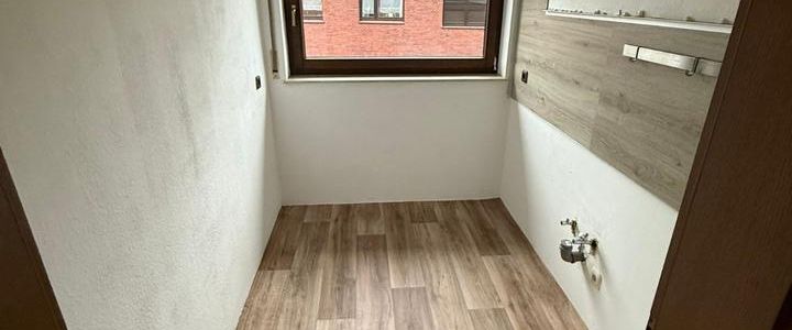 FRISCH RENOVIERTE LICHTDURCHFLUTETE 2-ZIMMER - EBK MÖGLICH - Foto 1