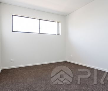 Modern 3 Bedroom TOP FLOOR Apartment Available For Lease!! - Photo 4