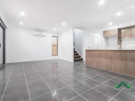 GREAT SIZE TOWNHOUSE WITH PRIVATE COURTYARD - Photo 3