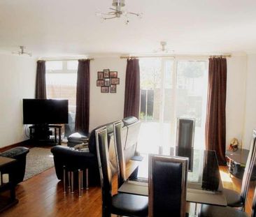 Okehampton Square, Romford, RM3 - Photo 3