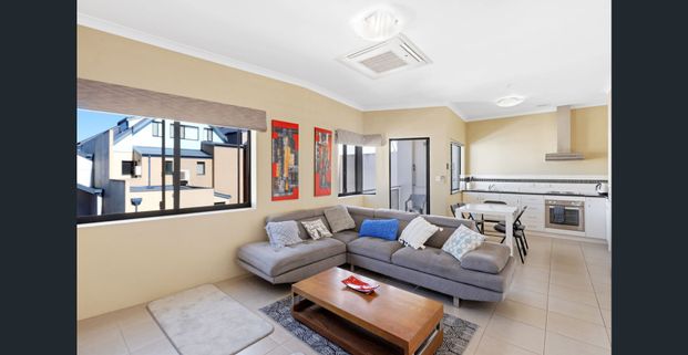 Fully Furnished 2 Bed, 2 Bath Apartment – Walk to Beach, Marina & Foreshore - Photo 1