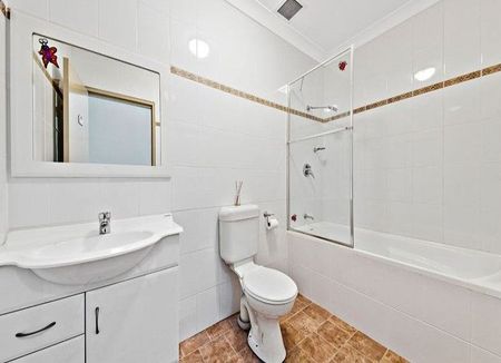 Well presented 2 Bedroom security unit, close to buses. - Photo 5