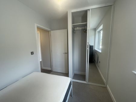 Hutton Grove, London - Photo 2