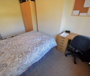 3 bedroom House in Cliffe Side Gardens, Leeds - Photo 3