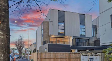 Fully furnished 3 Bed 3 Bath short term available - Photo 3