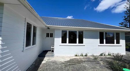 Newly Renovated 3 Bedroom - Photo 5