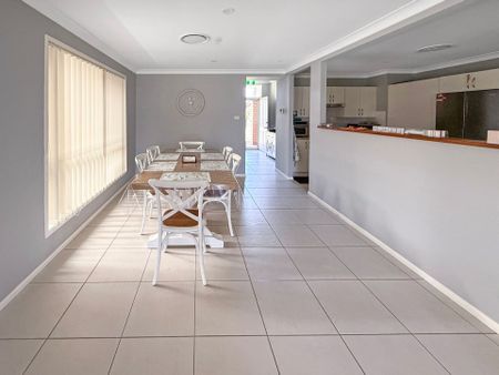 IMMACULATELY PRESENTED FULLY FURNISHED 4 BEDROOM HOME - IDEAL FOR NDIS SETUP - Photo 3
