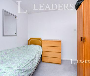 4 bedroom semi-detached house to rent - Photo 6