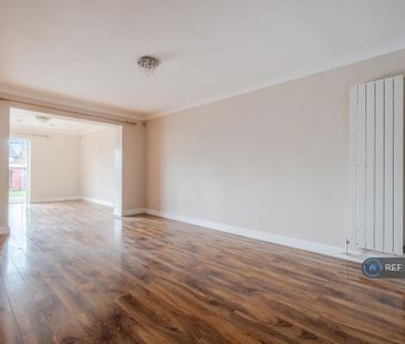 4 bedroom semi-detached house to rent - Photo 3
