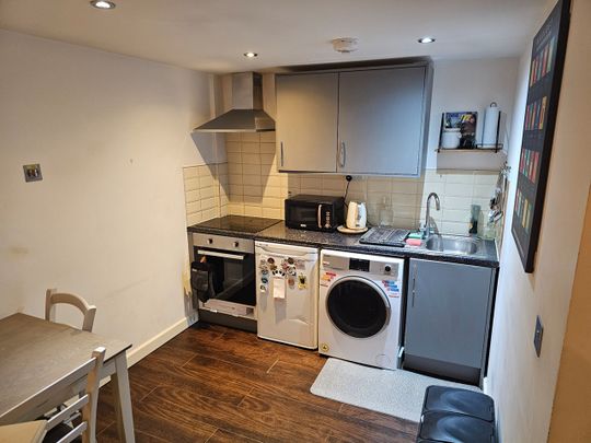 1 Bed Flat, North End Road, SW6 - Photo 1