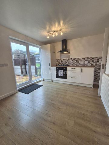 3 bedroom semi-detached house to rent - Photo 4