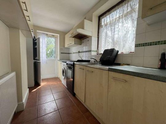 Fairholme Crescent, Hayes, UB4 - Photo 1