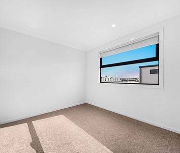 Modern 4-Bedroom Townhouse in Prime Location - Photo 3