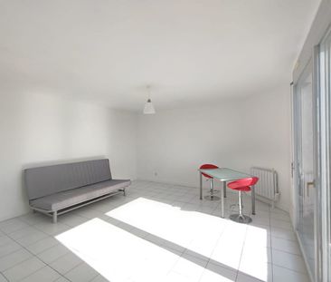 Location studio 38 m2 Lyon 3ème - Photo 1