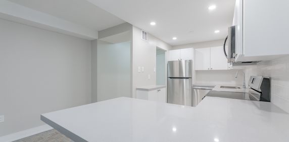 Newly renovated 1 bedroom suites steps from Square One! - Photo 2