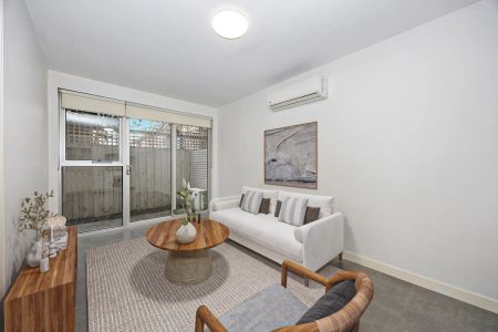Modern One Bedroom Apartment with Private Courtyard! - Photo 2