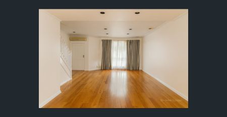 BEAUTIFUL MODERN THREE BEDROOM TOWNHOUSE PERFECTLY LOCATED - Photo 3