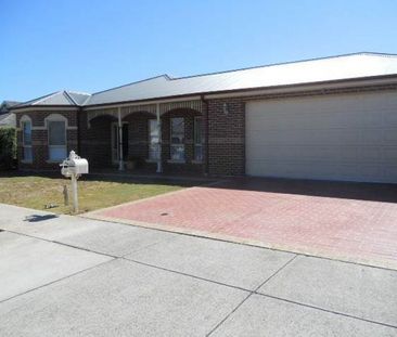 Three bedroom family home in convenient location - Photo 4